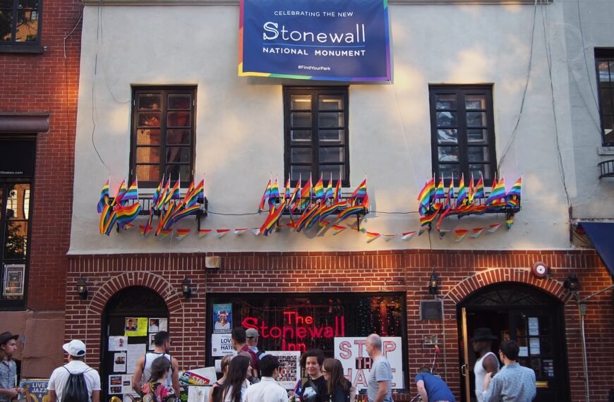 https://commons.wikimedia.org/wiki/File:Stonewall_Inn_4_pride_weekend_2016.jpg