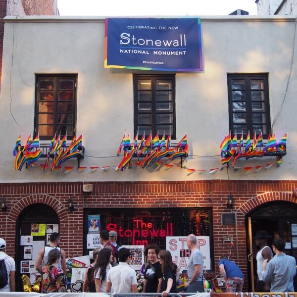https://commons.wikimedia.org/wiki/File:Stonewall_Inn_4_pride_weekend_2016.jpg