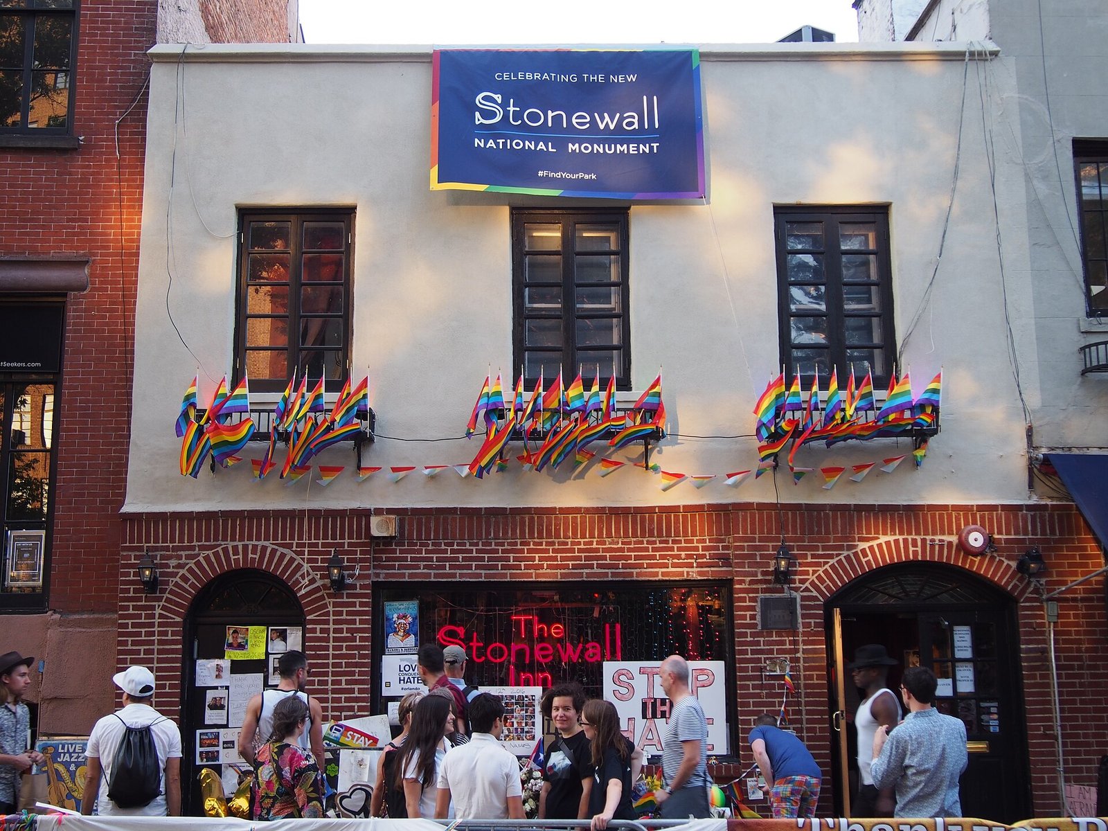 https://commons.wikimedia.org/wiki/File:Stonewall_Inn_4_pride_weekend_2016.jpg